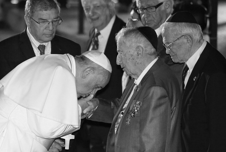 Eliezer „Lolek” Grynfeld i papież Franciszek podczas uroczystości w Yad Vashem. 2014 r. Fot. PAP/EPA
