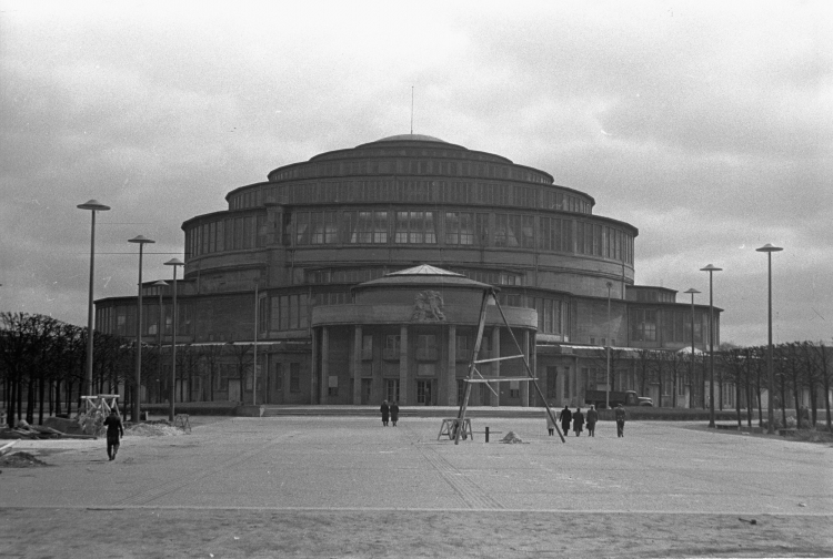 Wrocław, 1948-04. Hala Ludowa (Hala Stulecia), wzniesiona w latach 1911–1913 według projektu Maxa Berga. Fot. PAP/CAF