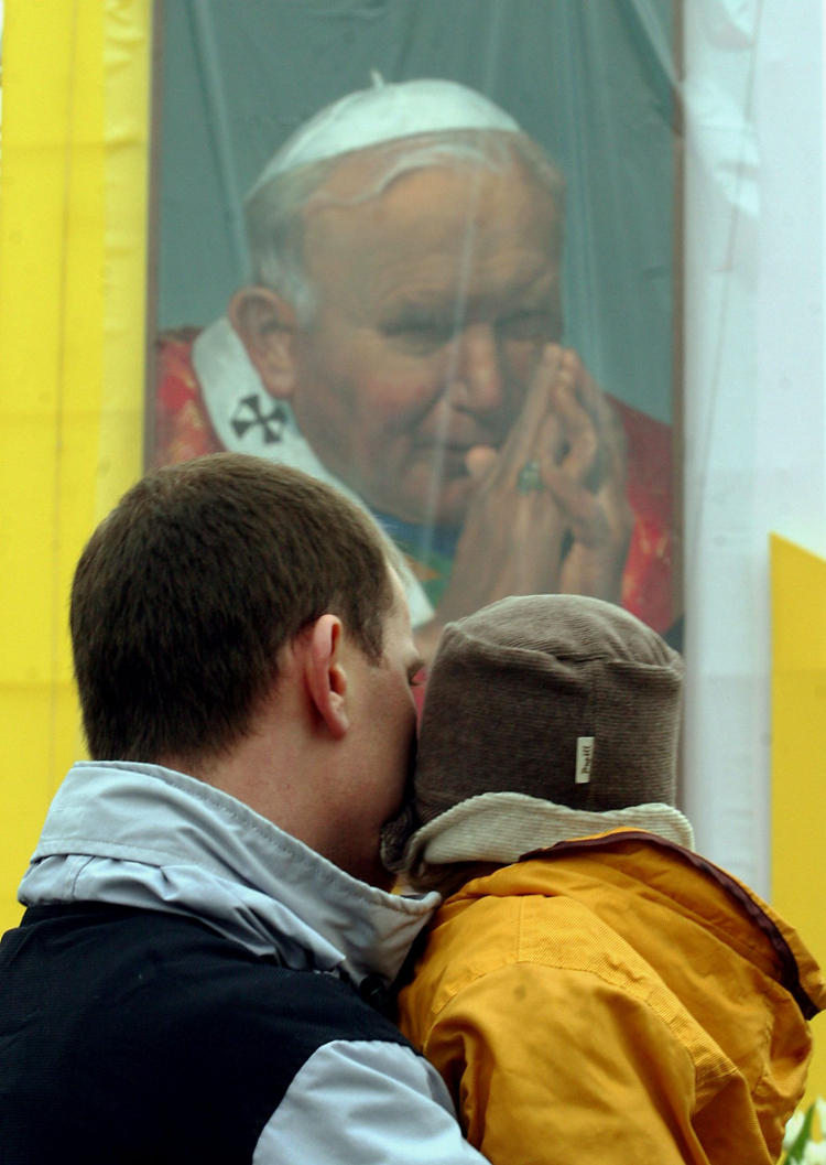 Warszawa 9.04.2005 r. Plac Józefa Piłsudskiego i przylegający do niego Ogród Saski dzień po uroczystościach pogrzebowych Ojca Świętego Jana Pawła II. PAP/Tomasz Gzell 