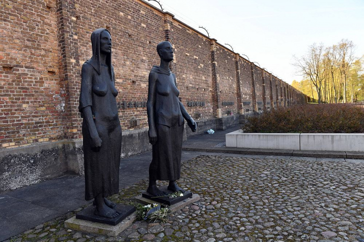 Teren byłego niemieckiego obozu koncentracyjnego Ravensbrück. 2018 r. Fot. PAP/M. Bielecki