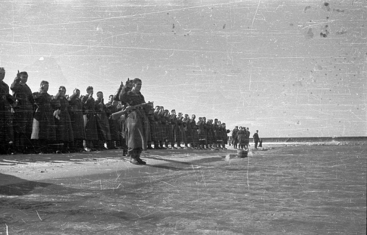 Zaślubiny z morzem na kołobrzeskiej plaży. 18 marzec 1945 r. Fot. PAP/CAF