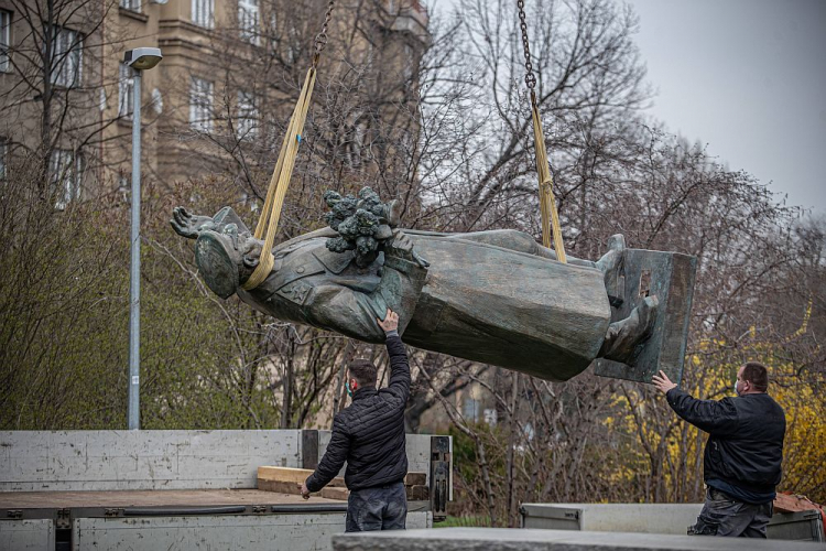 Demontaż pomnika sowieckiego marszałka Iwana Koniewa w Pradze. 03.04.2020. Fot. PAP/EPA