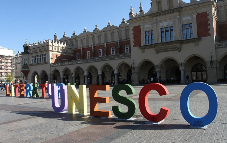 Instalacja na Rynku Głównym przygotowana z okazji przyznania Krakowowi tytułu Miasta Literatury UNESCO. 2013 r. Fot. PAP/J. Bednarczyk