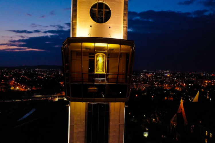 Wizerunek Jezusa Miłosiernego na wieży sanktuarium w Łagiewnikach