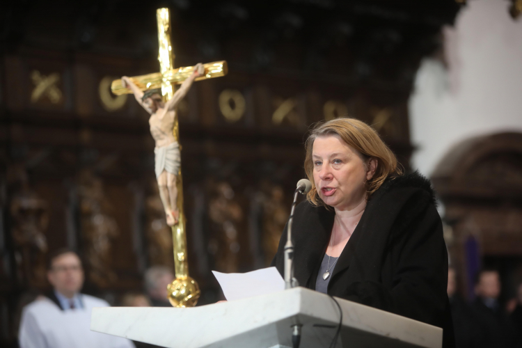 Warszawa, 10.03.2020. Magdalena Merta podczas wieczornej mszy świętej w warszawskiej archikatedrze św. Jana Chrzciciela w intencji ofiar katastrofy samolotu prezydenckiego.  PAP/W. Olkuśnik