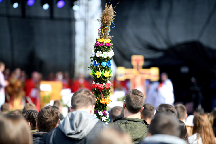 Dukla, 14.04.2019. Msza święta w Niedzielę Palmową w Dukli. PAP/D. Delmanowicz