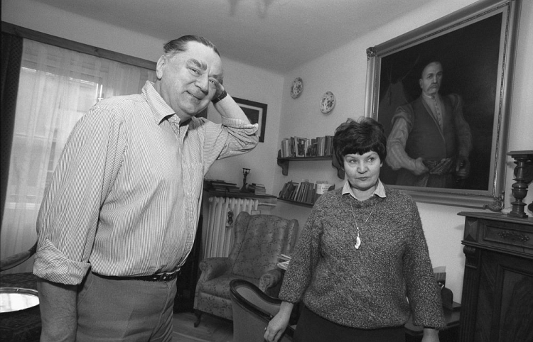 Premier RP Jan Olszewski z żoną Martą w swoim mieszkaniu. Warszawa 12.1991.Fot. PAP/T. Walczak 