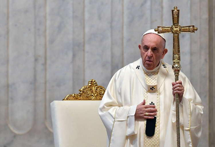 Papież Franciszek odprawia mszę Wieczerzy Pańskiej. 09.04.2020. Fot. PAP/EPA