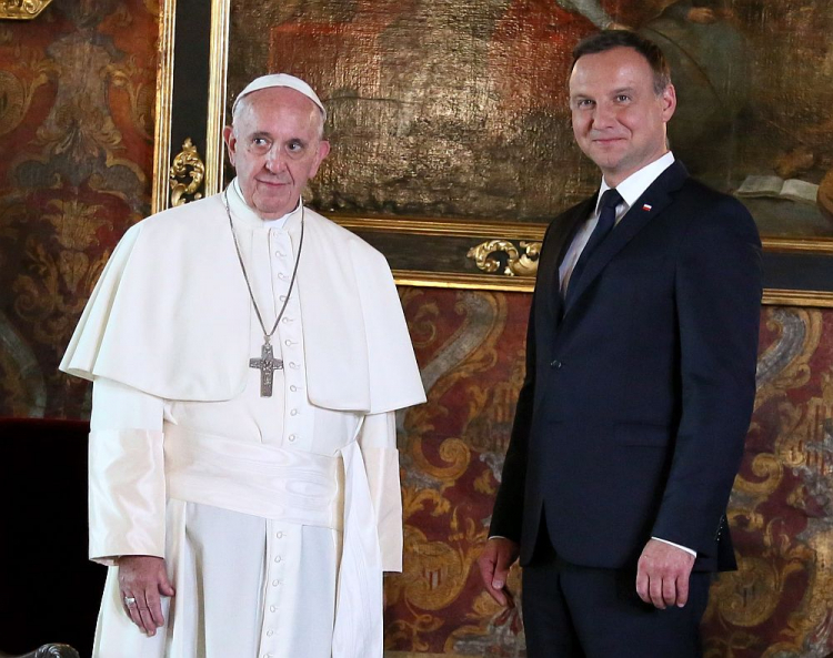 Prezydent Andrzej Duda (P) podczas spotkania z papieżem Franciszkiem na Wawelu. Kraków, 27.07.2016. Fot. PAP/P. Supernak