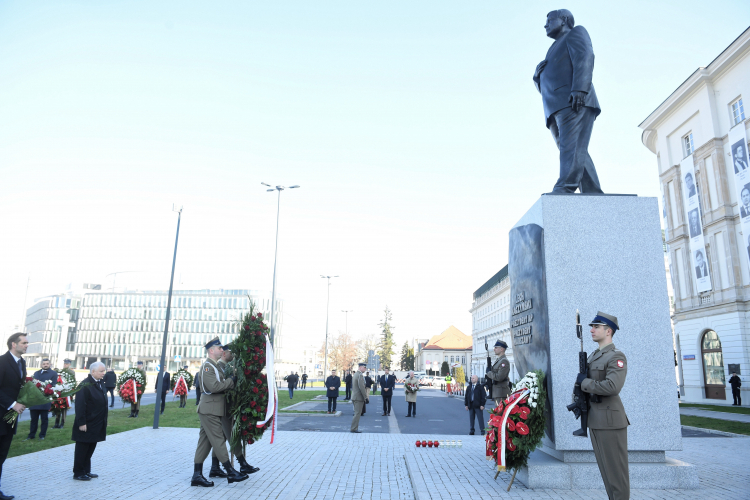 Warszawa, 10.04.2020. Obchody 10. rocznicy katastrofy smoleńskiej. Prezes PiS Jarosław Kaczyński składa wieniec pod pomnikiem prezydenta Lecha Kaczyńskiego na pl. Piłsudskiego w Warszawie. Fot. PAP/R. Pietruszka