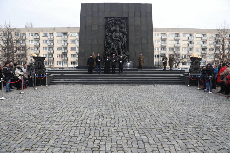 Warszawa, 27.01.2020. Pomnik Bohaterów Getta w Warszawie. Uroczystości w ramach obchodów 15. Międzynarodowego Dnia Pamięci o Ofiarach Holokaustu. PAP/T. Gzell