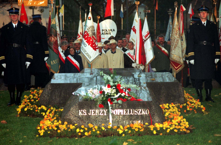 Warszawa, 19 10 99 r.  Uroczystości w sanktuarium Św. Stanisława Kostki na warszawskim Żoliborzu w 15. rocznicę męczeńskiej śmierci księdza Jerzego Popiełuszki. Fot. PAP/T. Gzell