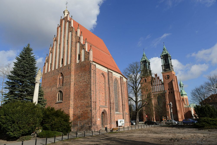 Kościół pod wezwaniem Najświętszej Marii Panny (L) na poznańskim Ostrowie Tumskim. Fot. PAP/J. Kaczmarczyk
