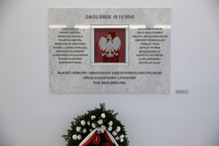 Warszawa, 10.04.2020. Tablica w Sejmie upamiętniająca ofiary katastrofy smoleńskiej.  PAP/L. Szymański