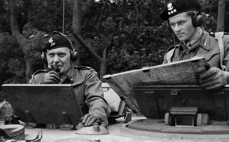 1 Dywizja Pancerna – ćwiczenia przed inwazją na kontynent: odjazd czołgu Cromwell VII szwadronu sztabowego. Od lewej: gen. Stanisław Maczek (mówi przez laryngolofon), rtm. T. Wysocki. Scarborough, 07.1944. Fot. NAC