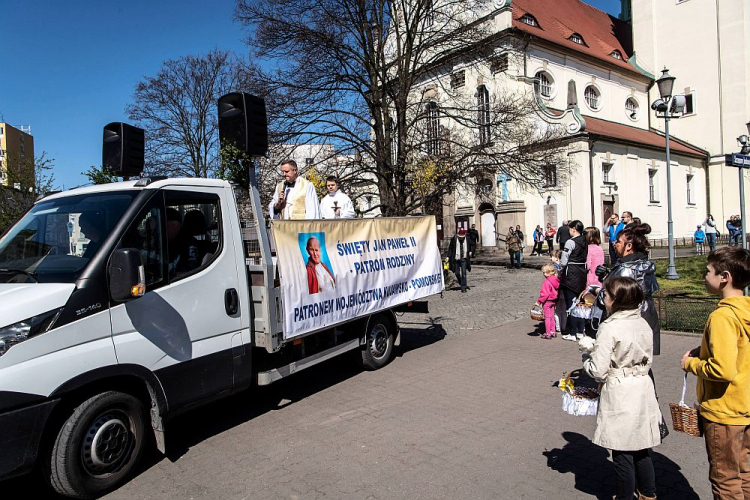 Wielka Sobota: błogosławieństwo pokarmów w Bydgoszczy, gdzie ksiądz Krzysztof Buchholz (L) przejechał ulicami parafii Najświętszego Serca Pana Jezusa. 11.04.2020. Fot. PAP/T. Żmijewski