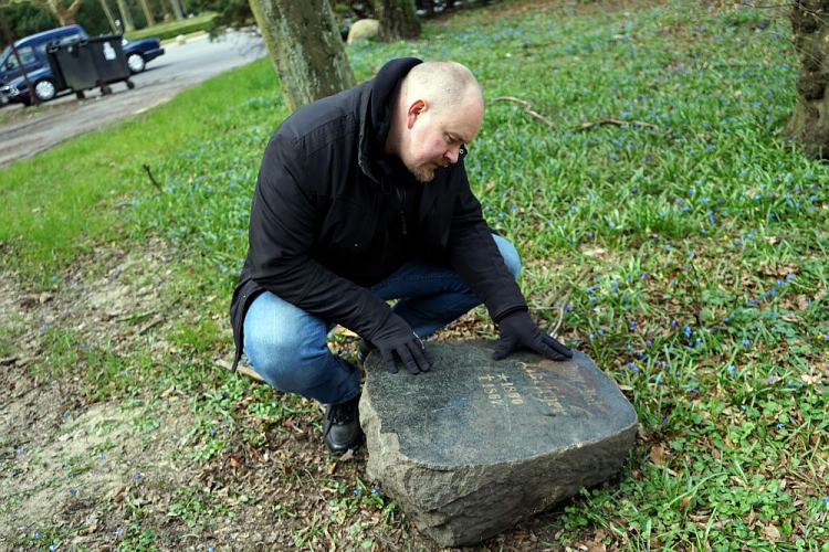 Komisarz dr Marek Łuczak podczas pracy. Policja zabezpieczyła najstarszy nagrobek z dawnego Cmentarza Grabowskiego w Szczecinie. 03.04.2020. Fot. PAP/M. Bielecki