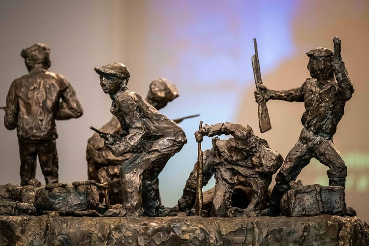 Rzeźba „Bunt więźniów” prezentowana na wystawie „Obraz Treblinki w oczach Samuela Willenberga”. Fot. PAP/Kalbar