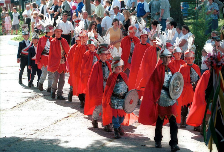Parada Straży Wielkanocnych, zwanych na Podkarpaciu „Turkami”, w Grodzisku koło Leżajska. 2000 r. Fot. PAP/J. Paszkowski