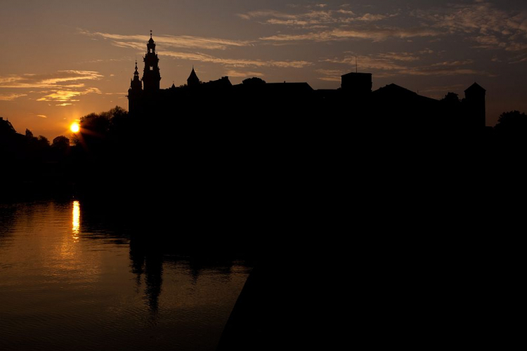 Widok Zamku Królewskiego na Wawelu na tle wschodzącego słońca w Krakowie. Fot. PAP/S. Rozpędzik