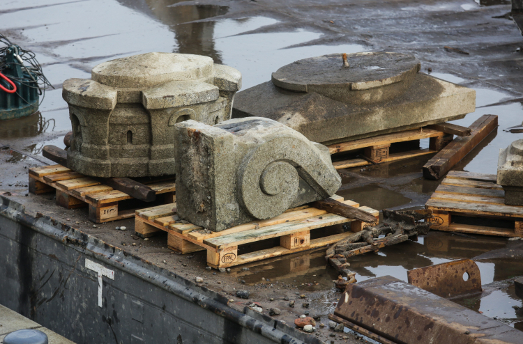 Warszawa, 15.10.2015. Elementy architektoniczne wysadzonego w 1944  r. mostu Poniatowskiego. Fot. PAP/L. Szymański