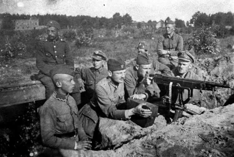 Polscy żołnierze podczas walk z Armią Czerwoną w rejonie Radzymina w 1920 r. Fot. PAP/CAF