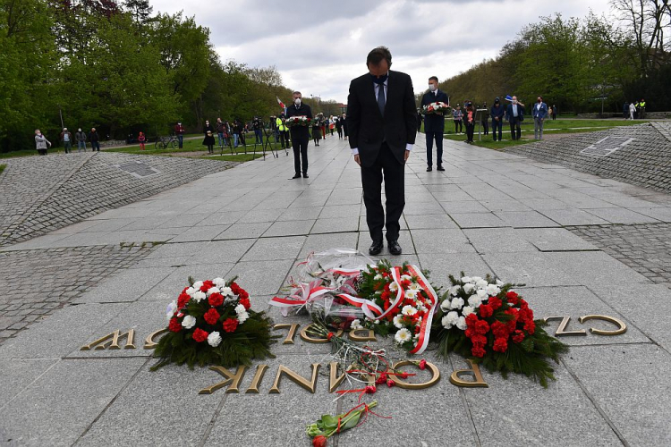 Marszałek Senatu Tomasz Grodzki (C) składa kwiaty przed Pomnikiem Czynu Polaków w Szczecinie podczas uroczystości z okazji święta Konstytucji 3 maja. Fot. PAP/M. Bielecki