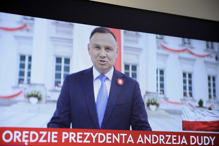 Transmisja orędzia prezydenta Andrzeja Dudy (na ekranie) z okazji święta Konstytucji 3 maja. 03.05.2020. Fot. PAP/L. Szymański