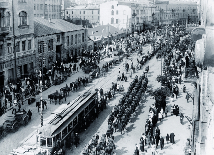 Kijów, maj 1920. Defilada wojsk polskich ulicą Wielką Włodzimierską. Źródło: Muzeum Wojska Polskiego w Warszawie