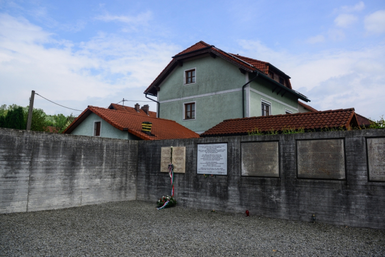 Gusen, Austria, 07.05.2017. Pozostałości nazistowskiego obozu koncentracyjnego KZ-Mauthausen-Gusen na terenie Gusen, 7 bm., które większej mierze zostało zabudowane po wojnie przez mieszkańców. W Austrii przebywa polska delegacja z wiceszefem MSZ Janem Dziedziczakiem i wiceminister kultury Magdaleną Gawin. Fot. PAP/J. Kamiński