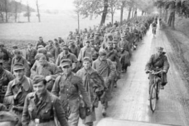 Kolumna niemieckich wojsk eskortowana przez polskich żołnierzy opuszcza Berlin po kapitulacji. Fot. PAP/CAF/Polpress
