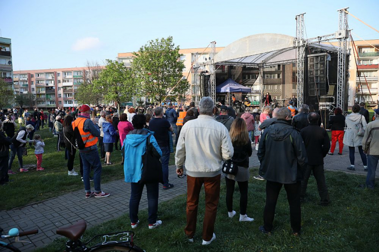Publiczność podczas koncertu Kasi Kowalskiej w Ciechanowie w ramach akcji „Koncertowanie pod blokami”. 02.05.2020. Fot. PAP/L. Szymański