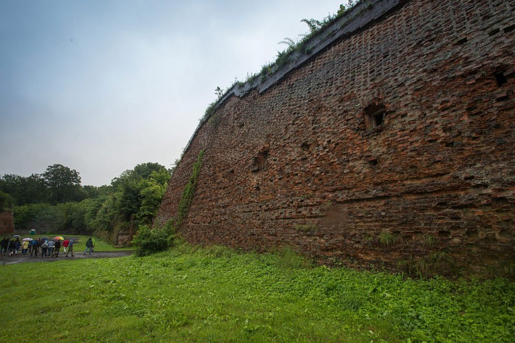 Zwiedzanie Cytadeli Twierdzy Grudziądz. 2013 r. Fot. PAP/T. Żmijewski