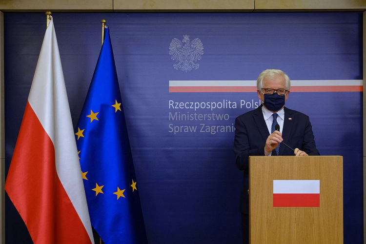 Minister spraw zagranicznych Jacek Czaputowicz podczas briefingu nt. wspólnej deklaracji szefów MSZ Bułgarii, Czech, Estonii, Węgier, Łotwy, Litwy, Polski, Rumunii, Słowacji oraz Stanów Zjednoczonych, przyjętej z okazji 75. rocznicy zakończenia II wojny światowej. 07.05.2020. Fot. PAP/M. Marek