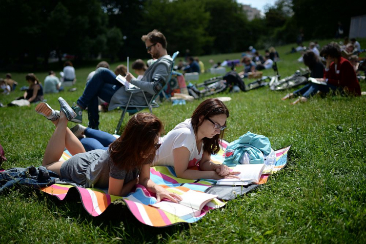 Próba pobicia rekordu świata w jednoczesnym czytaniu pod gołym niebem podczas Big Book Festiwalu. Warszawa, 2016. Fot. PAP/J. Turczyk