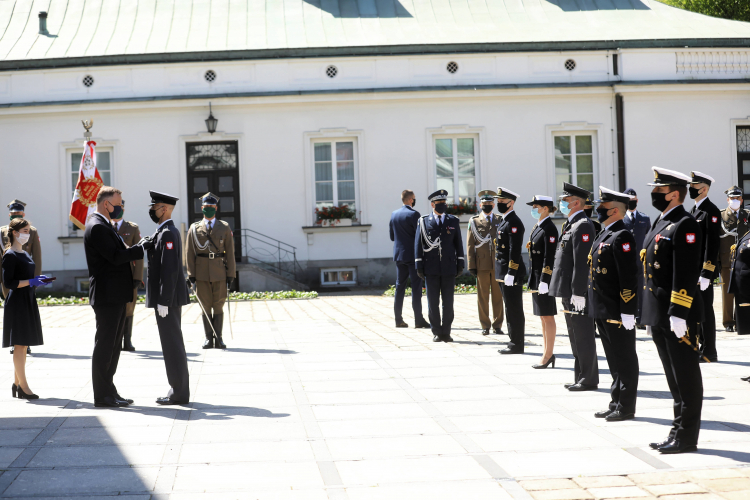 Warszawa, 29.05.2020. Prezydent RP Andrzej Duda wręcza odznaczenia podczas uroczystości z okazji Dnia Weterana Działań poza Granicami Państwa, przed Belwederem.  PAP/R. Guz