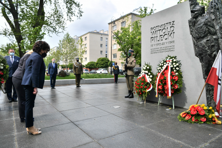 E. Witek: tacy bohaterowie jak rotmistrz Pilecki stali się ...