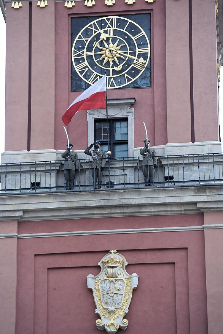 Uroczystość podniesienia Flagi Państwowej na Wieżę Zegarową Zamku Królewskiego w Warszawie. 02.05.2020. Fot. PAP/R. Pietruszka