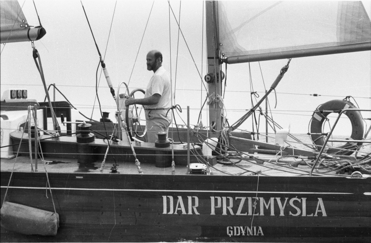 Gdynia, 1979-06-12. Z portu gdyńskiego na jachcie Dar Przemyśla w samotny rejs dookoła świata wypływa Henryk Jaskuła. PAP/CAF/J. Uklejewski