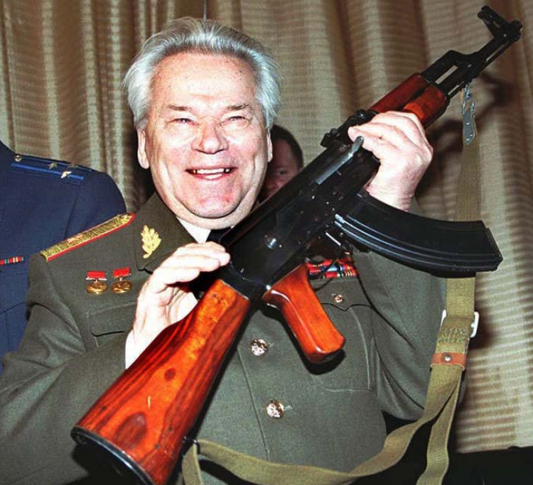 Gen. Michał Kałasznikow, projektant karabinu AK-47 podczas uroczystości zorganizowanej w 50-lecie rozpoczęcia jego produkcji.  PAP/CAF-EPA