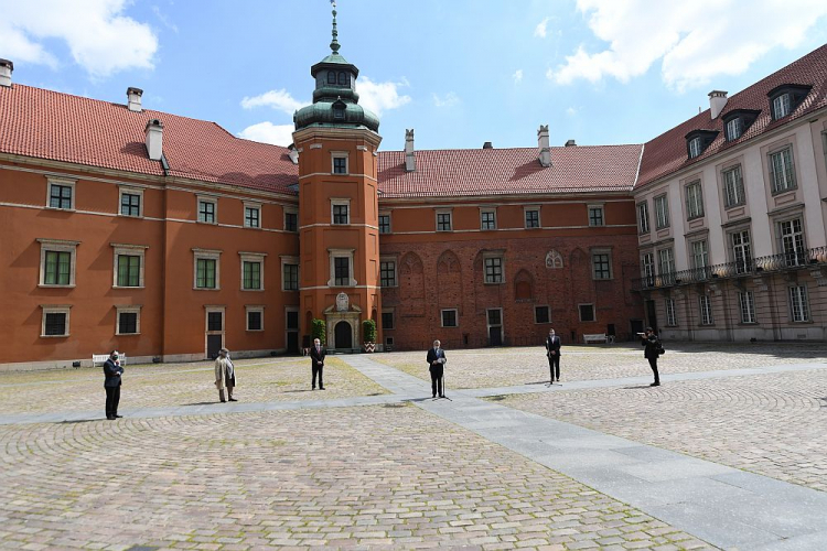 Wicepremier, minister kultury i dziedzictwa narodowego Piotr Gliński (3P), artysta Jerzy Kalina (2L) i dyrektor Centrum Sztuki Współczesnej Zamek Ujazdowski Piotr Bernatowicz (L) podczas inauguracji instalacji artystycznej Jerzego Kaliny „Defilada”. 08.05.2020. Fot. PAP/P. Nowak