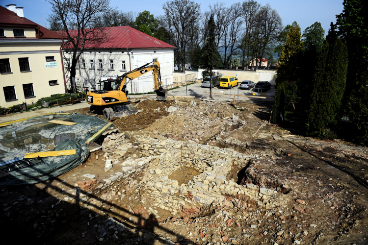 alwaria Pacławska, 08.05.2020. Relikty murów kamiennych w Sanktuarium Męki Pańskiej i Matki Bożej Kalwaryjskiej w Kalwarii Pacławskiej.  PAP/D. Delmanowicz