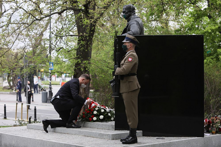 Prezydent RP Andrzej Duda składa kwiaty przed pomnikiem Wojciecha Korfantego w Warszawie. 02.05.2020. Fot. PAP/L. Szymański