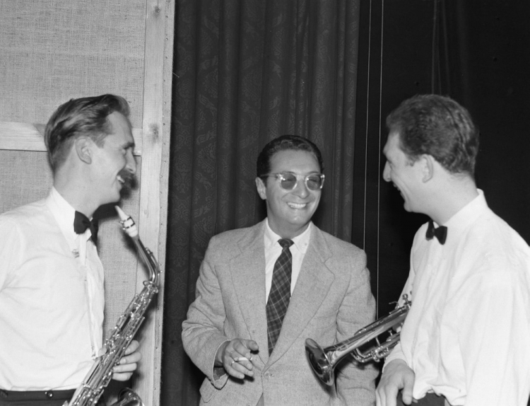 Leopold Tyrmand (C) z muzykami na Festiwalu Jazzowym w Sopocie w 1957 r. Fot. PAP/CAF/J. Uklejewski