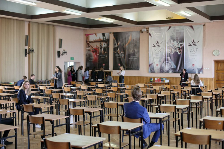 Maturzyści z I LO im T. Kościuszki w Gorzowie Wielkopolskim przed egzaminem maturalnym. 06.05.2019. Fot. PAP/L. Muszyński