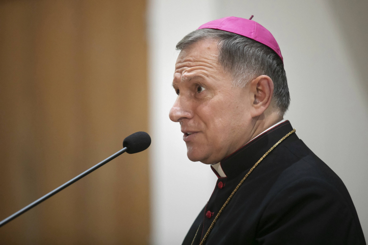 Lublin, 14.11.2019. Arcybiskup Mieczysław Mokrzycki podczas wykładu pt. „Rozmowa ze świadkiem świętości” i spotkania ze studentami Katolickiego Uniwersytetu Lubelskiego. PAP/J. Szydłowski