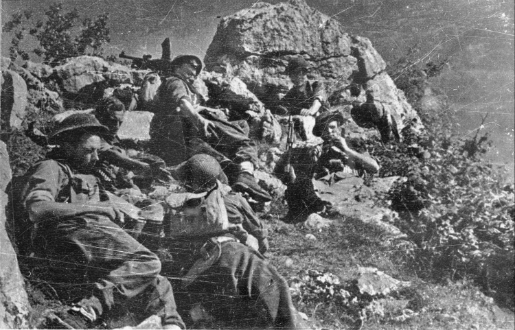 Monte Cassino, 05.1944 r. Polscy żołnierze czekają na rozkaz nowego ataku na Widmo – jedno ze wzgórz otaczających klasztorną górę.  PAP/CAF