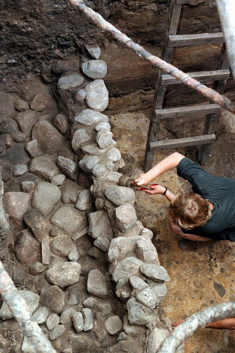 W Poznaniu odkryto fundamenty muru palatium Mieszka I. 1999 r. Fot. PAP/R. Sikora