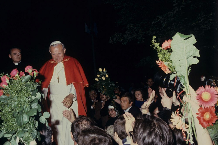 I pielgrzymka papieża Jana Pawła II do Polski: powitanie Ojca Świętego na Błoniach krakowskich, w pobliżu Cichego Kącika. 06.06.1979. Fot. PAP/J. Morek