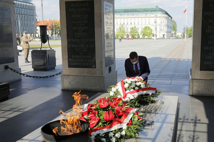 Premier Mateusz Morawiecki składa wieniec przed Grobem Nieznanego Żołnierza w Warszawie podczas obchodów 75. rocznicy zakończenia II wojny światowej. 08.05.2020. Fot. PAP/P. Supernak